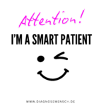logo für den smarten patienten mit humor, der das leben mit einem augenzwinkern betrachtet. der text lautet attention i'm a smart patient und darunter ist ein smiey, der ein auge zukneift. darunter steht. www.diagnose mensch.de