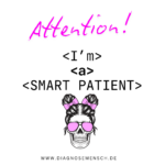 logo für patientinnen, die digitale dinge wie telemedizin, apps auf rezept, online terminbuchungen etc. nutzen. die aufschrift lautet attention i'm a smart patient. darünter ist ein weiblicher totenkopf in schwarz mit pinker sonnenbrille und pinken haarbänder an den zöpfen. darunter steht www.diagnosemensch.de
