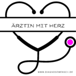 stethoskop in herzform für ärztinnen, da ein rosa punkt sichtbar ist. in der mitte steht ärztin mit herz. darunter www.diagnosemensch.de