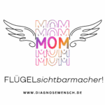 ein logo für mamas zwei engelsflügel und in der mitte steht in bunten farben mehrmals mom- darunter flügelsichtbarmacher.