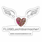 Sticker mit zwei engelsflügel und in der mitte ist ein rosafarbenes herz in leoprint. darunter steht flügelsichtbarkacher und www.diagnosemensch.de