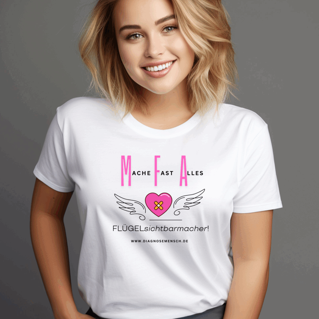 eine junge frau mit blonden haaren trägt ein weißes t shirt dort steht: MFA mache fast alles. darunter binden sich zwei engelsflügel, die ein herz mit einem pflaster zeigen und darunter steht flügelsichtbarmacher und die adresse der website von diagnose mensch. die frau lächel sehr freundlich. www.diagnosemensch.de
